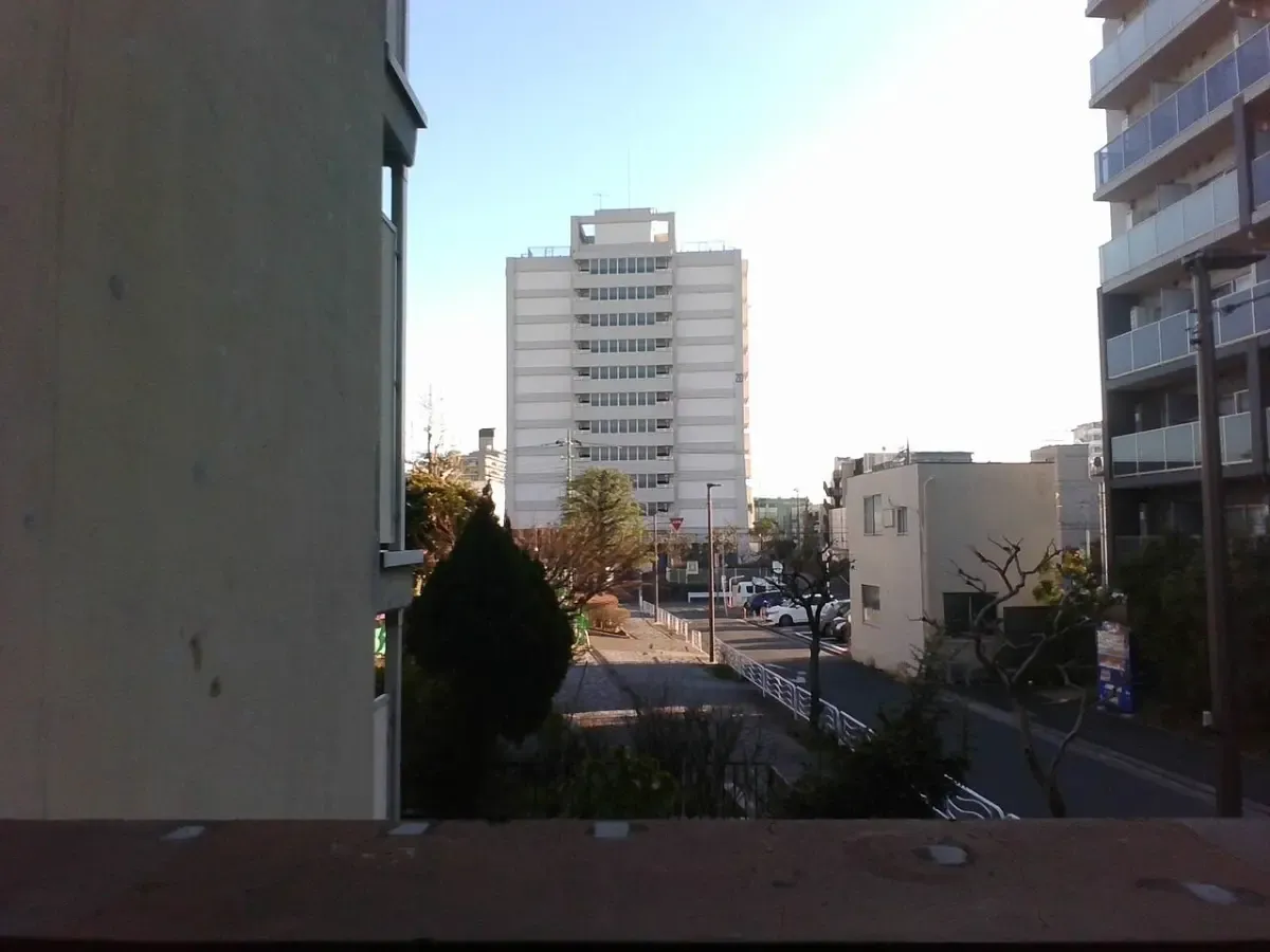 集合住宅の共用廊下と周辺の建物