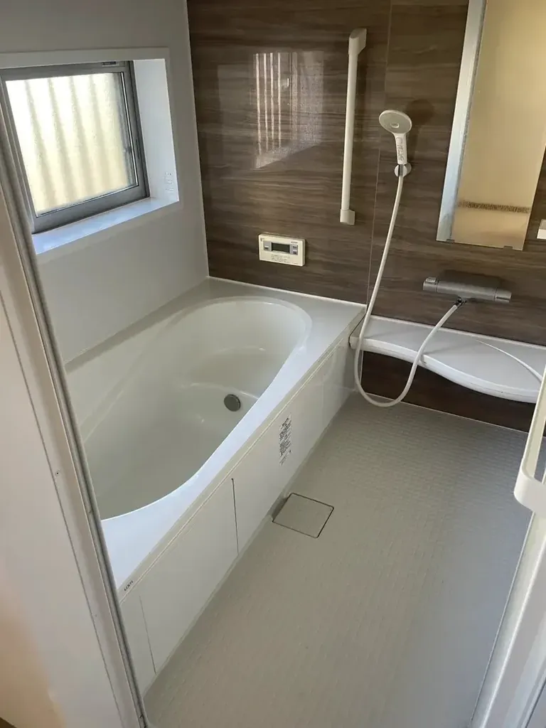 清掃後の浴室と洗い場