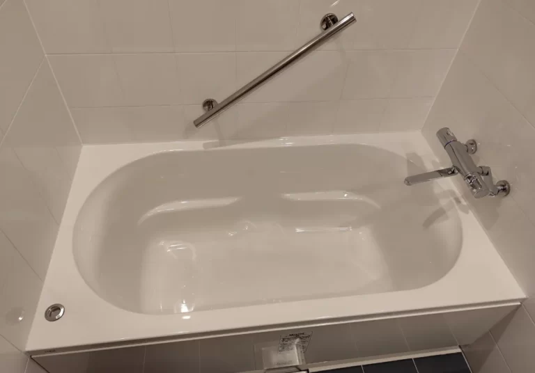 浴室の浴槽と水栓