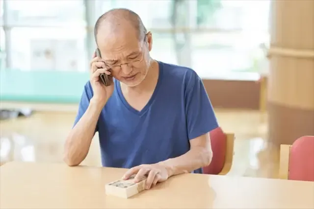 電話で相談するご年配の方