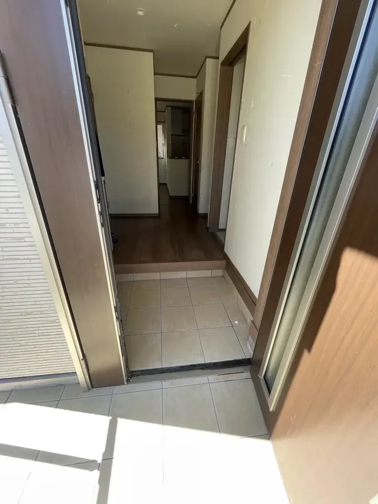 清掃後の玄関と廊下
