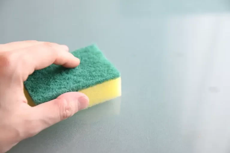 スポンジで表面を拭く手元