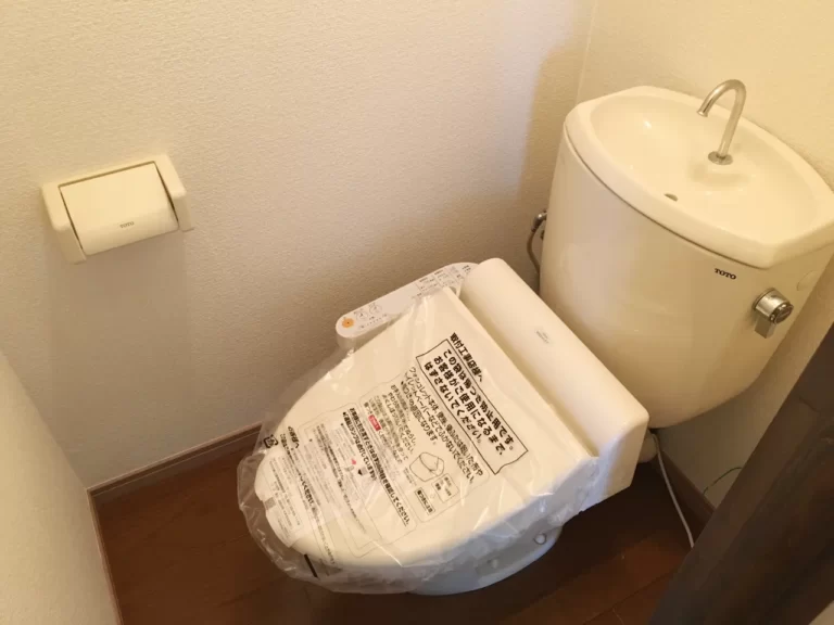 洋式トイレと温水洗浄便座