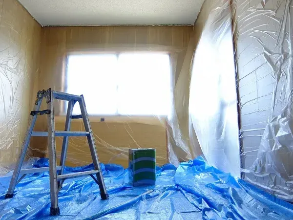 床と壁をシートで養生した室内