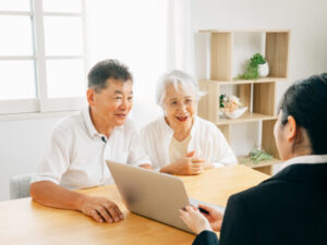 相談している高齢者