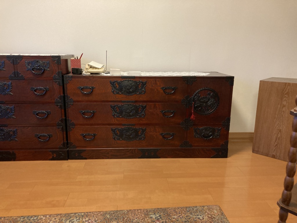 金具装飾のある桐箪笥