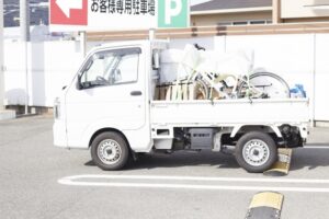 粗大ゴミを積んだ軽トラック
