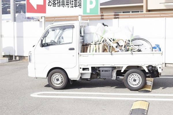 粗大ゴミを積んだ軽トラック