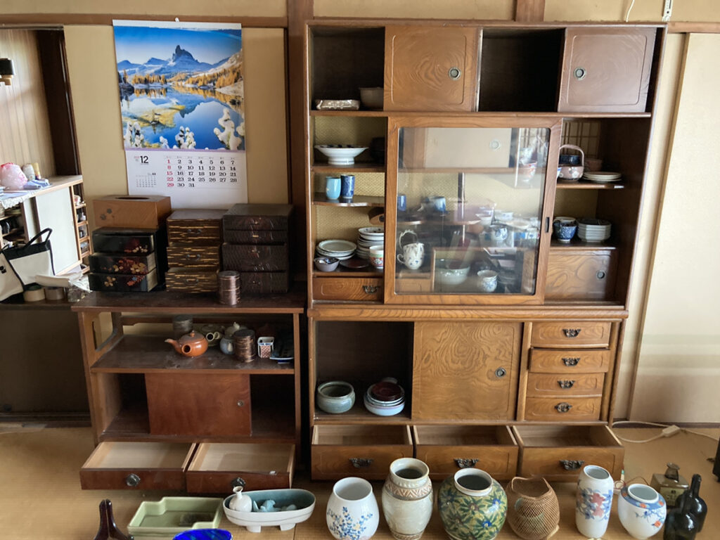 骨董品の食器棚と陶磁器類