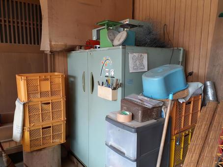 蔵の中に残された古い家財道具