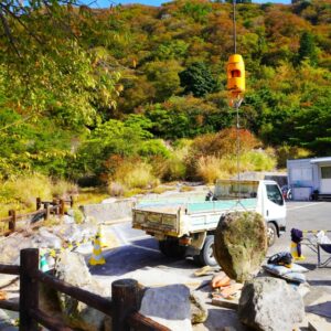 庭石の引き上げ作業
