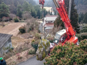 庭石のつり上げ風景