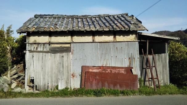 老朽化した納屋の外観