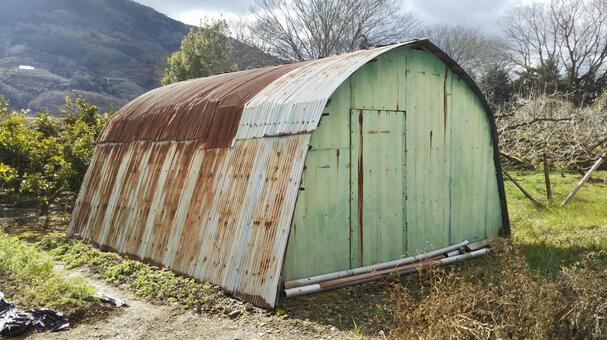 農機具を保管する倉庫の外観