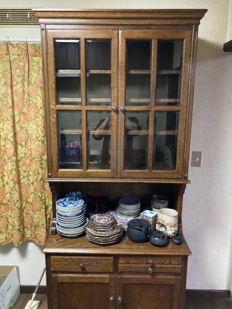 食器棚に並んだ茶碗や急須などの茶道具